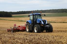 Labour mécanique avec tracteur